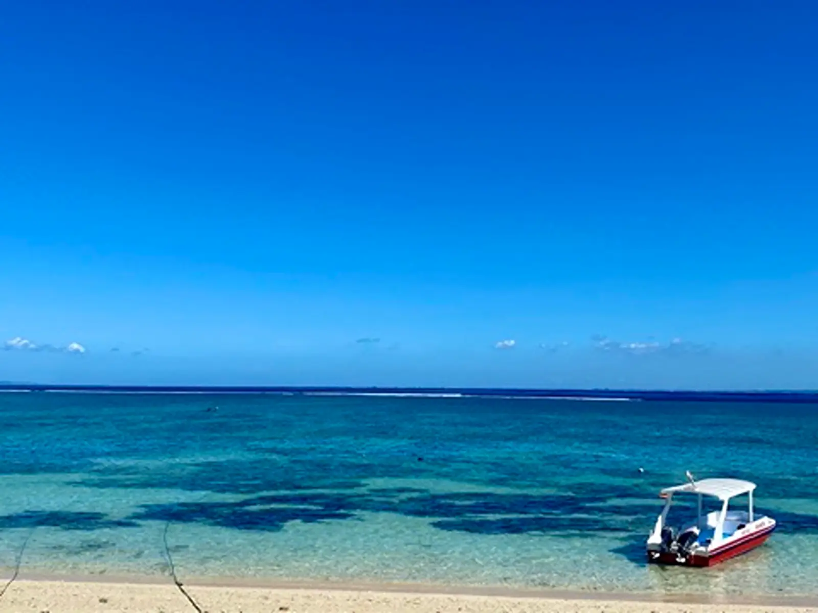 Nusa Lemnomgan beach with boat